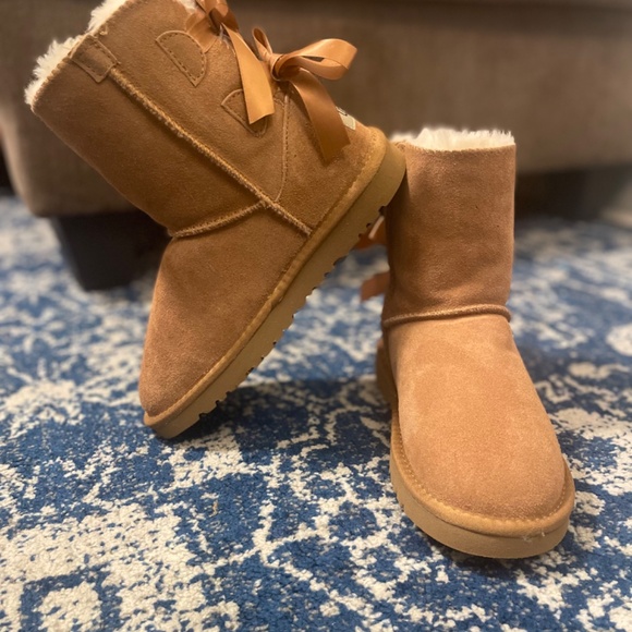 boots with bow - Picture 2 of 5